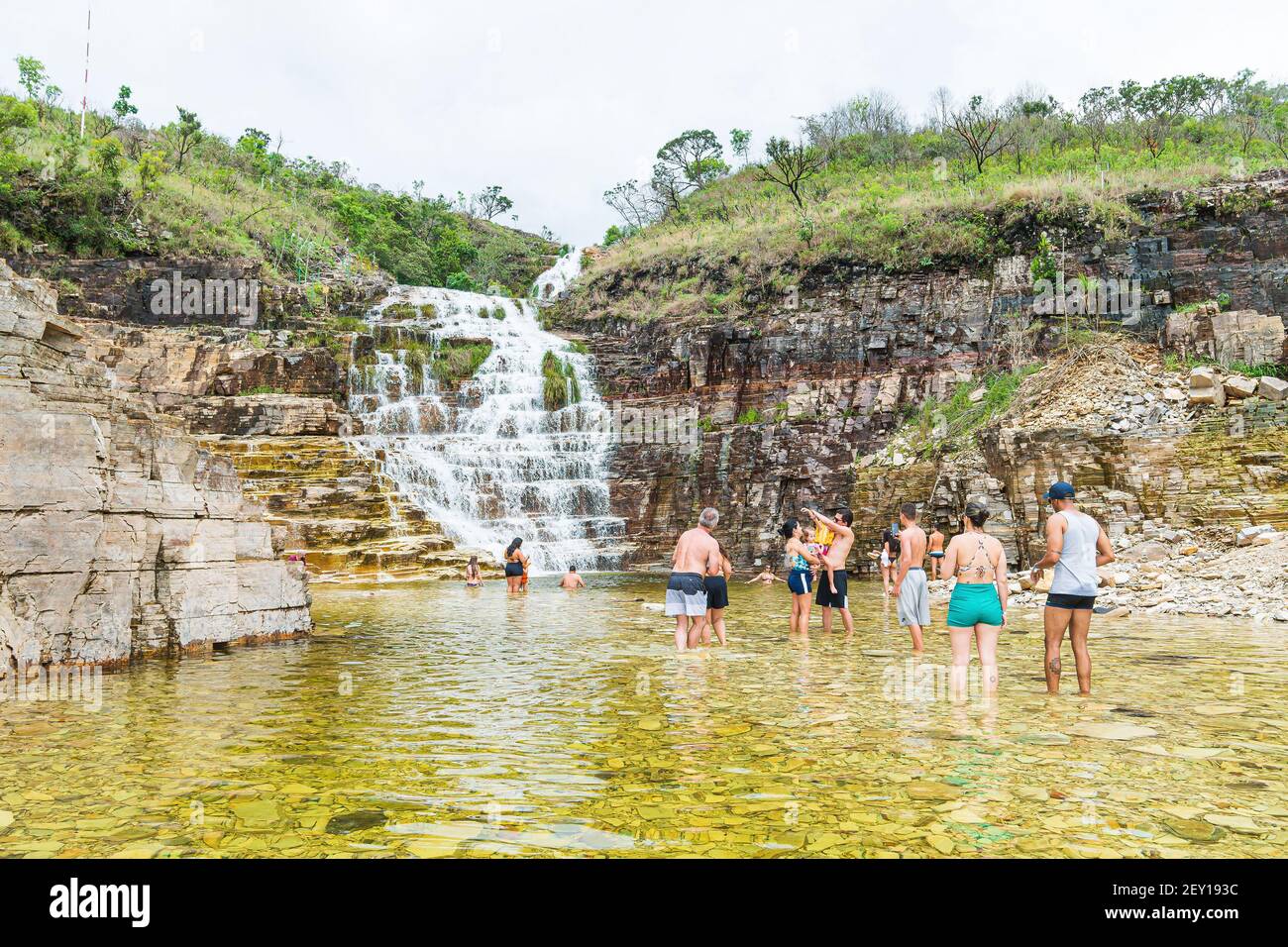 Capitólio - MG, Brasile - 09 dicembre 2020: Persone alla cascata della Laguna Blu, Cachoeira Lagoa azul in portoghese. Destinazione turistica al Lago di fu Foto Stock