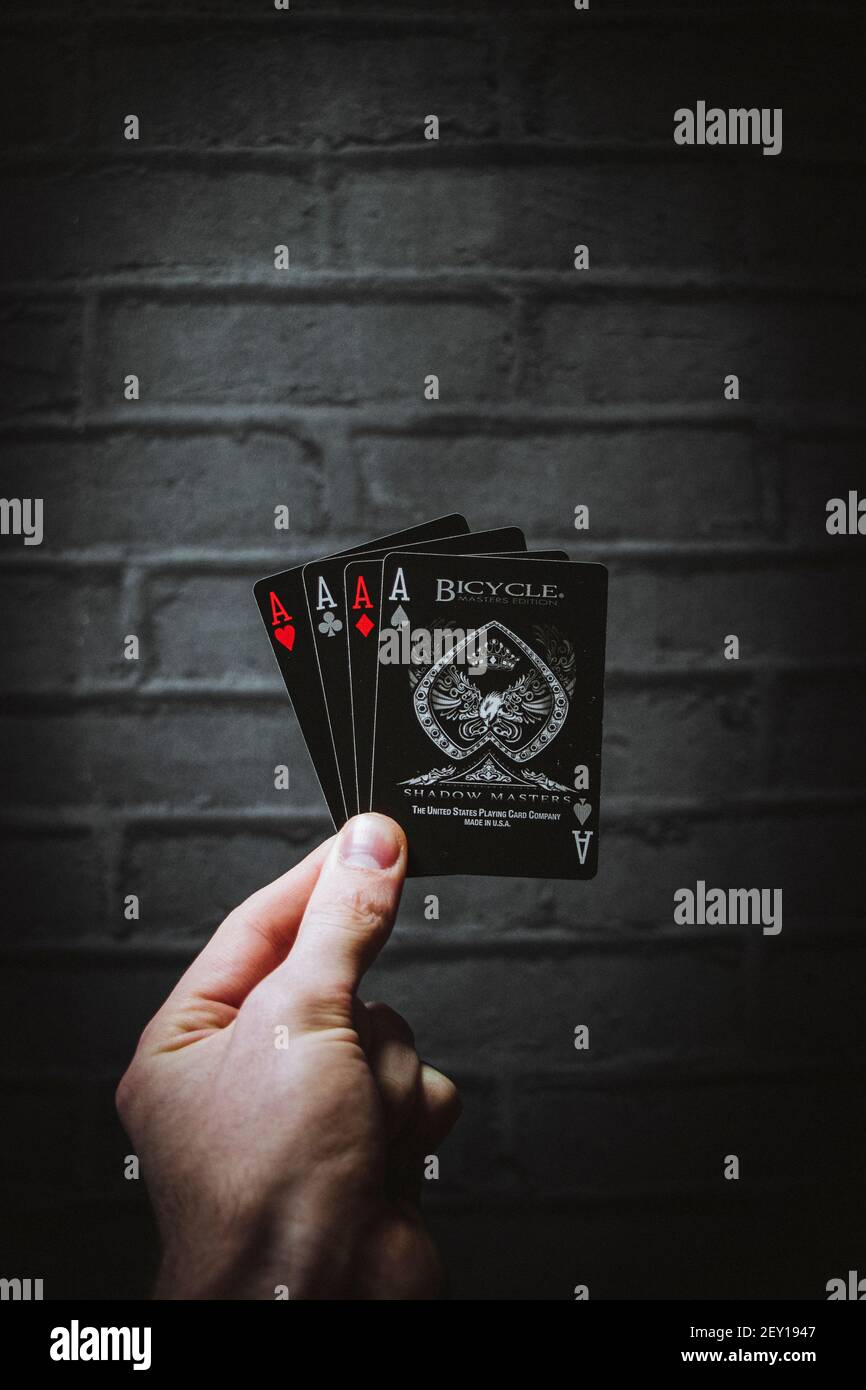 Una serie scura di carte da gioco, sparate in uno sfondo naturale scuro Foto Stock