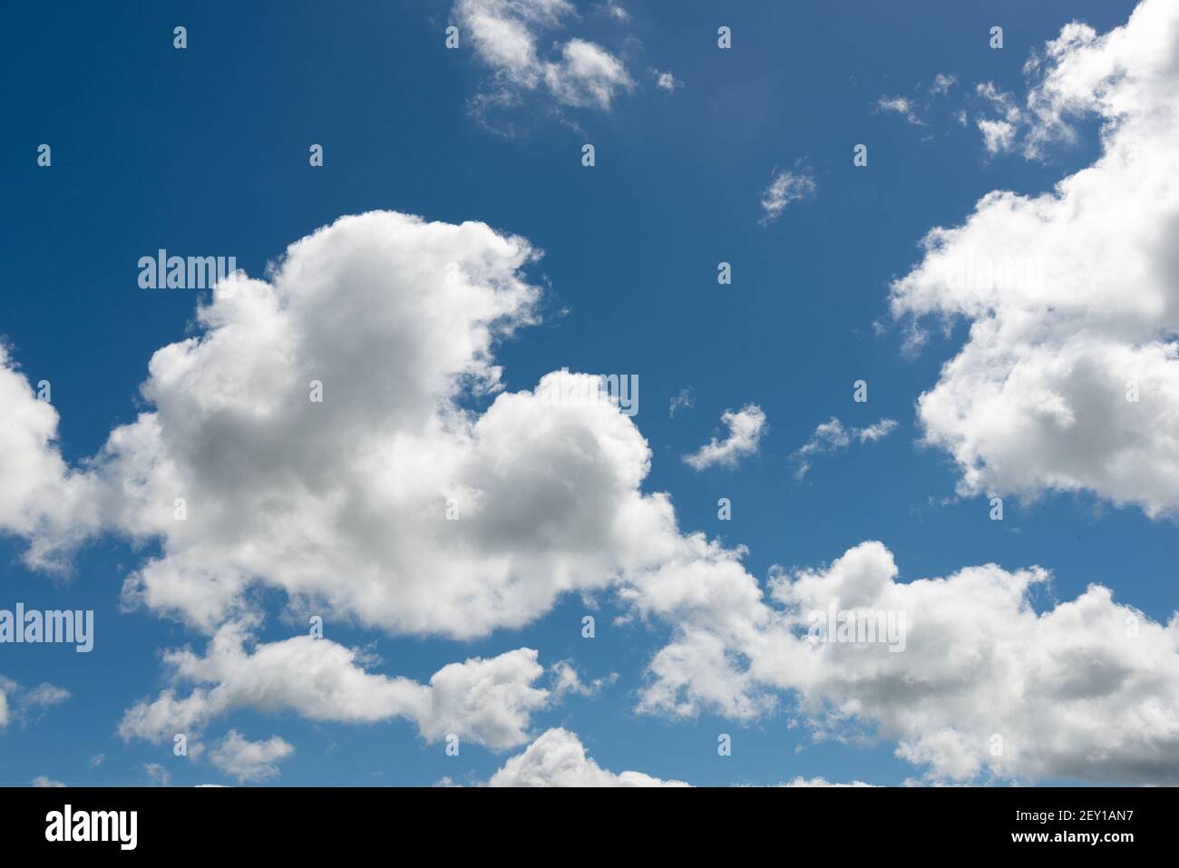Trama del cielo di sfondo con nuvole di cumulo bianco su un blu cielo Foto Stock