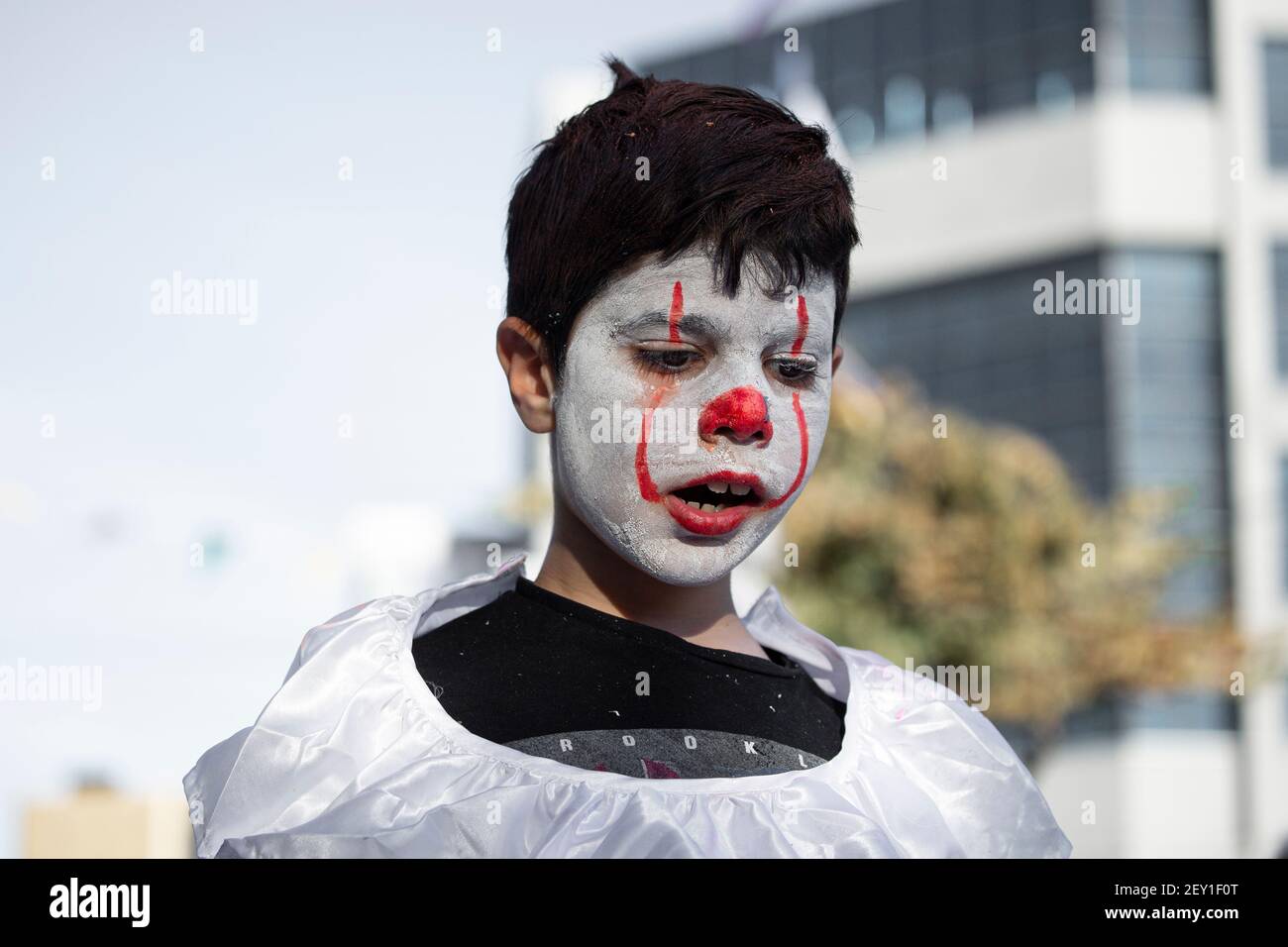 Ritratto di un ragazzo nel trucco di Pierrot durante il Carnevale di  Limassol, Cipro, 1 marzo 2020 Foto stock - Alamy