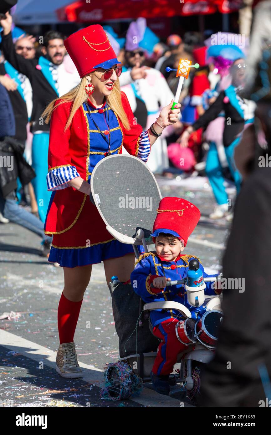 Ritratto di un ragazzo in costume superman che tiene una borsa di confetti  in strada durante il Carnevale di Limassol, Cipro, 1 marzo 2020 Foto stock  - Alamy