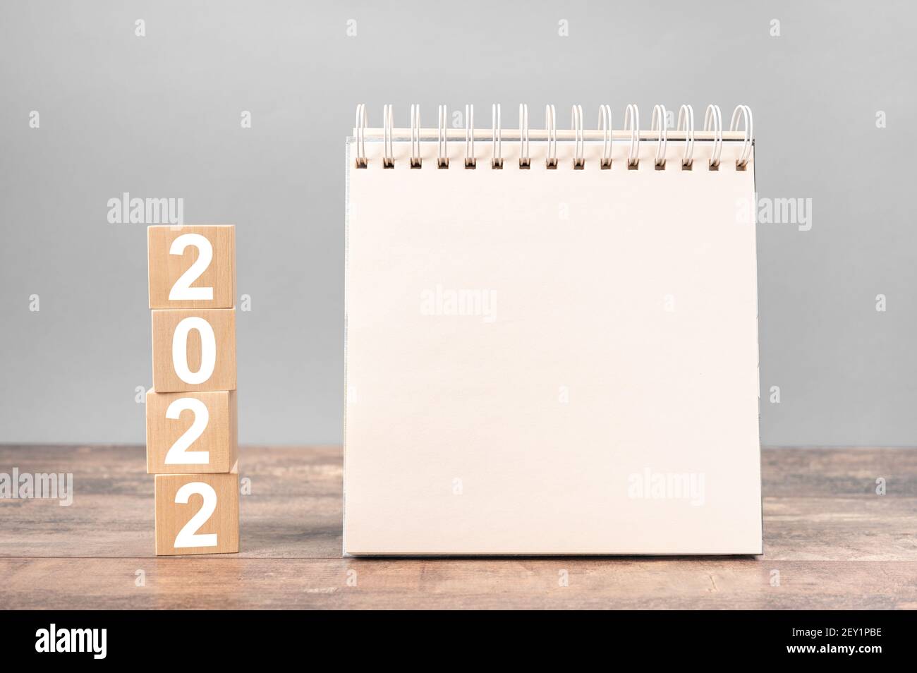 2022 blocco note mockup. 2022 cubetti di legno tavolo sfondo. New Year. Piani per il 2022, spazio per il tuo testo su blocco note, calendario mockup Foto Stock