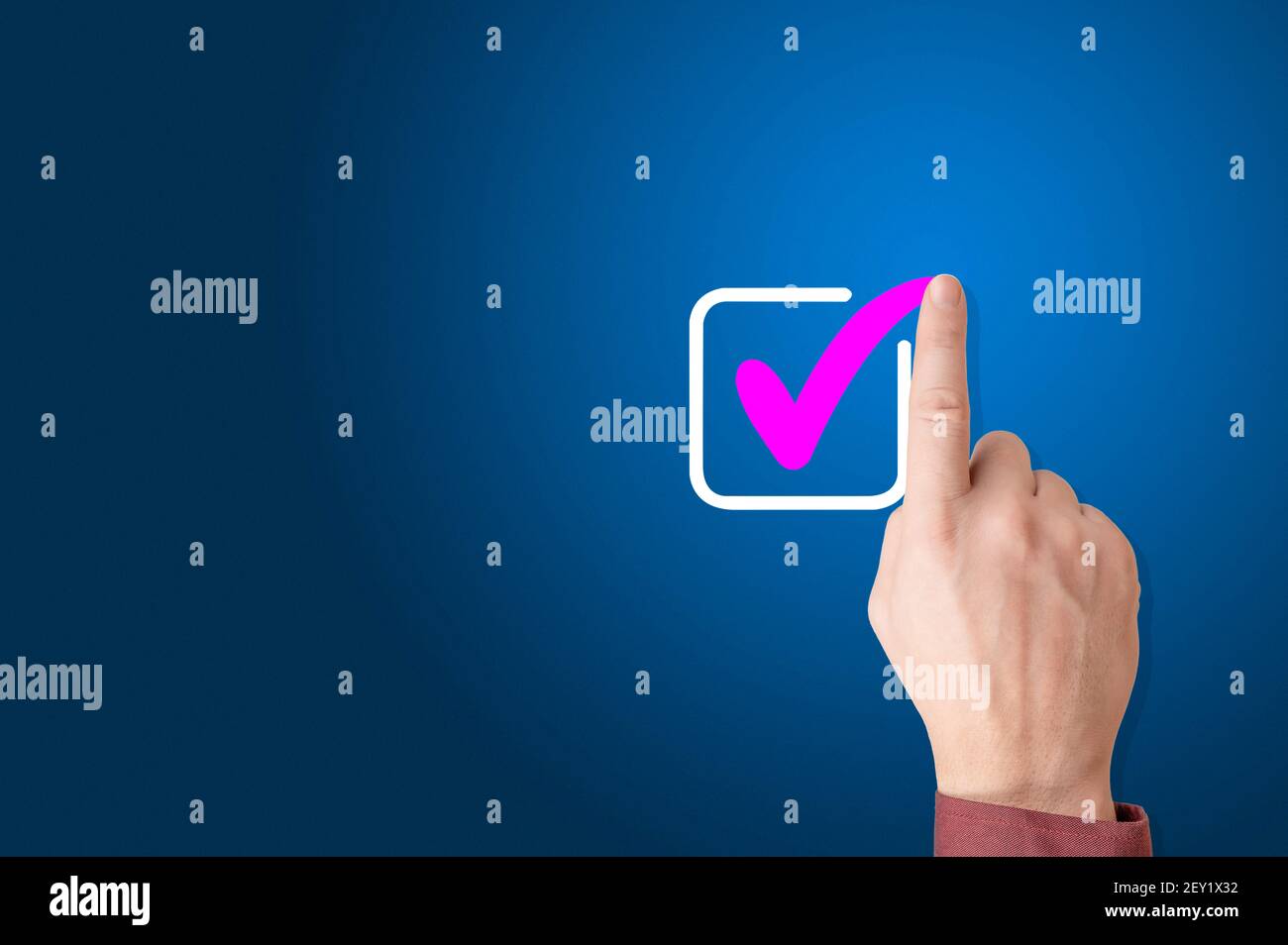 Concetto di lista di controllo, mano di segno di spunta uomo d'affari sulle caselle di controllo con contrassegno rosso, spazio di copia. Dito disegna un segno di spunta sul posto per i segni Foto Stock
