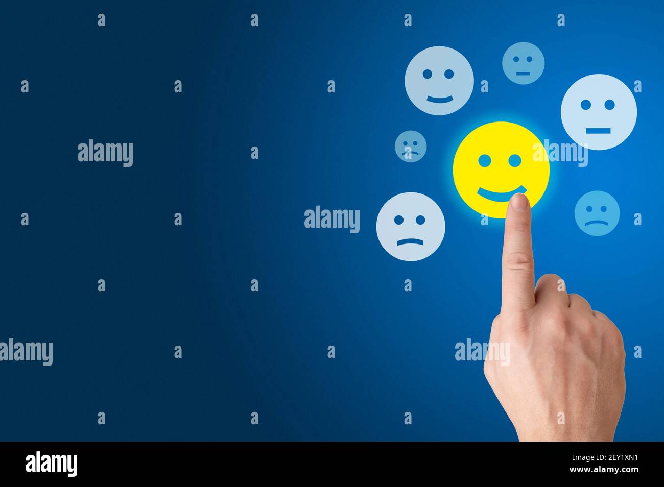 Premere a mano su eccellente valutazione faccina sorridente felice per un sondaggio sulla soddisfazione. Concetto di customer experience, miglior servizio eccellente per la soddisfazione. blu Foto Stock