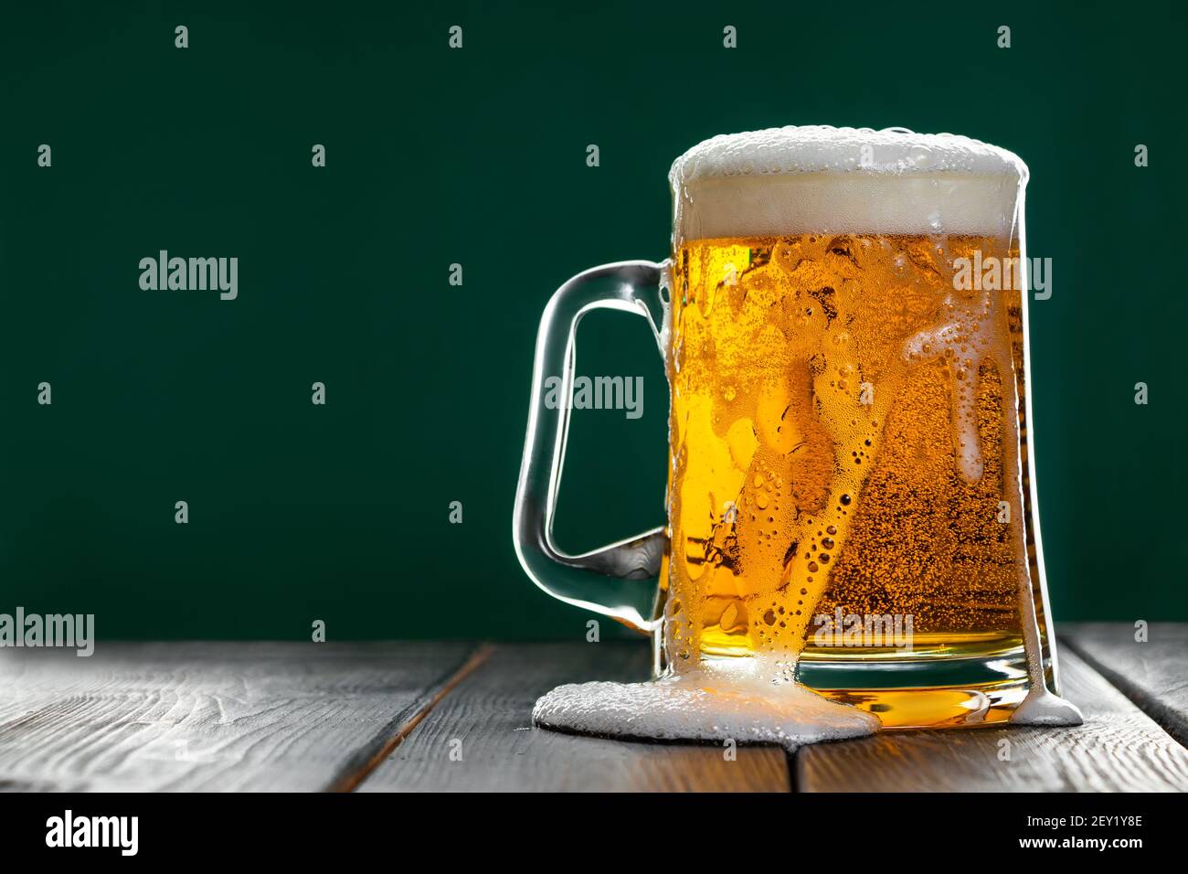 La birra viene versata dal bicchiere. Tazza con tradizionale birra irlandese su sfondo scuro. Posiziona per il testo Foto Stock