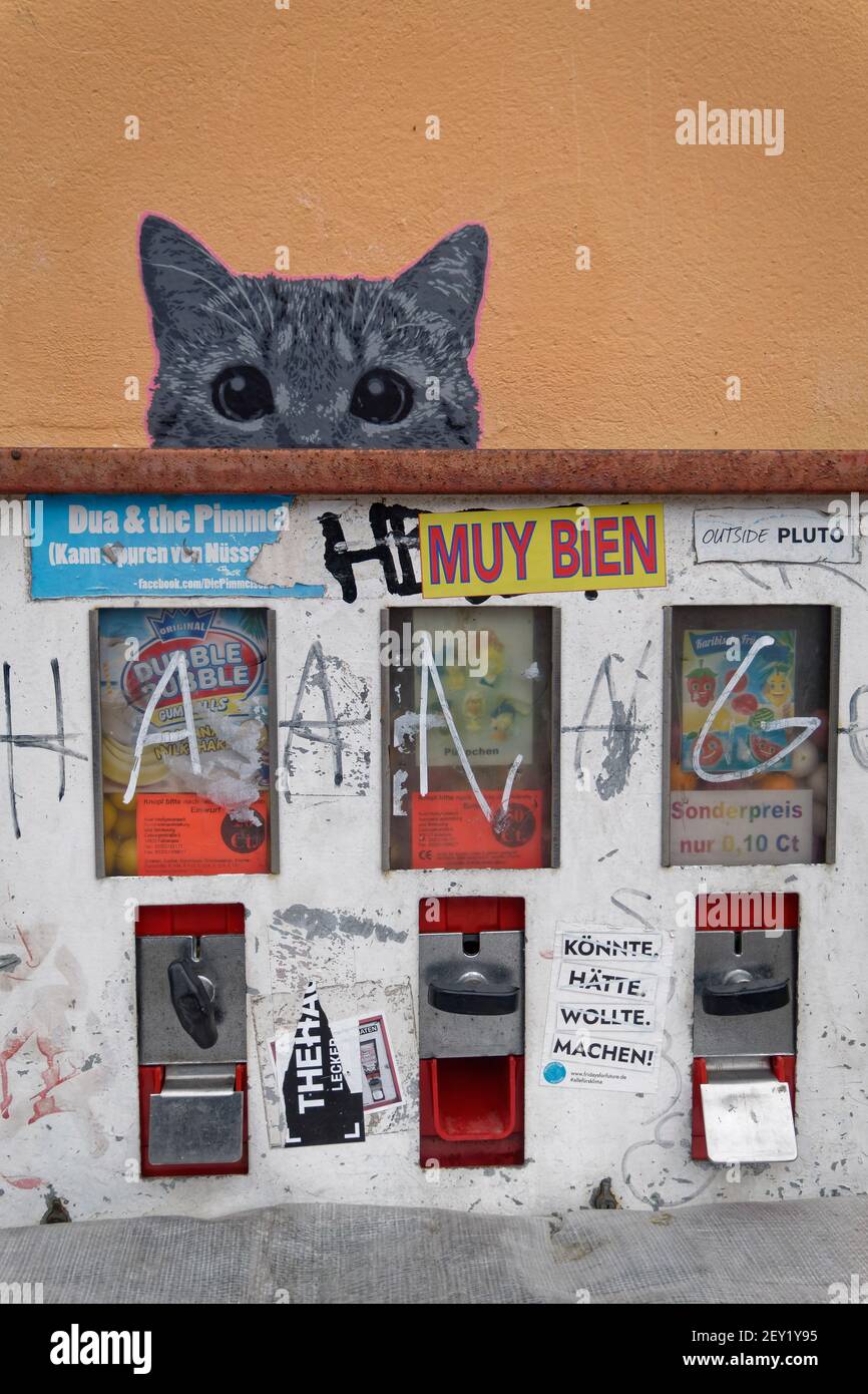 Kaugummiautomat, Katze, Graffiti, Wandmalerei, Humor, Berlin-Kreuzberg, Germania, Foto Stock