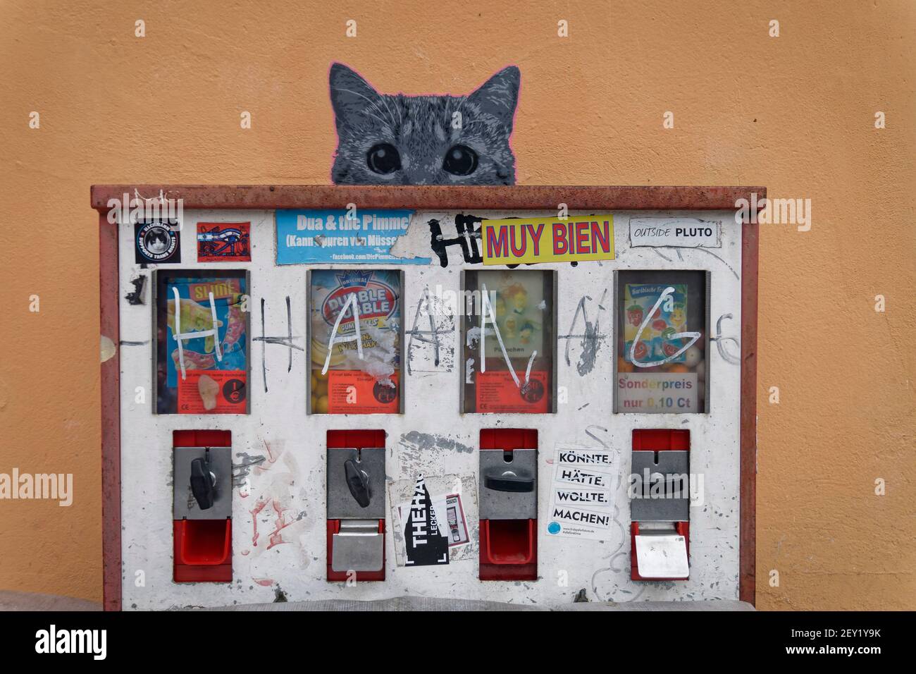 Kaugummiautomat, Katze, Graffiti, Wandmalerei, Humor, Berlin-Kreuzberg, Germania, Foto Stock
