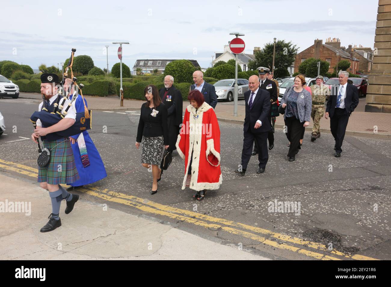 Giornata delle forze armate, Low Green, Ayr, Ayrshire Scotland, UK . 23 giugno 2018. Il partito ufficiale composto da dignatori, personale delle forze armate, veterani e leader religiosi. Un piper conduce la festa dagli edifici della contea di Ayr Foto Stock