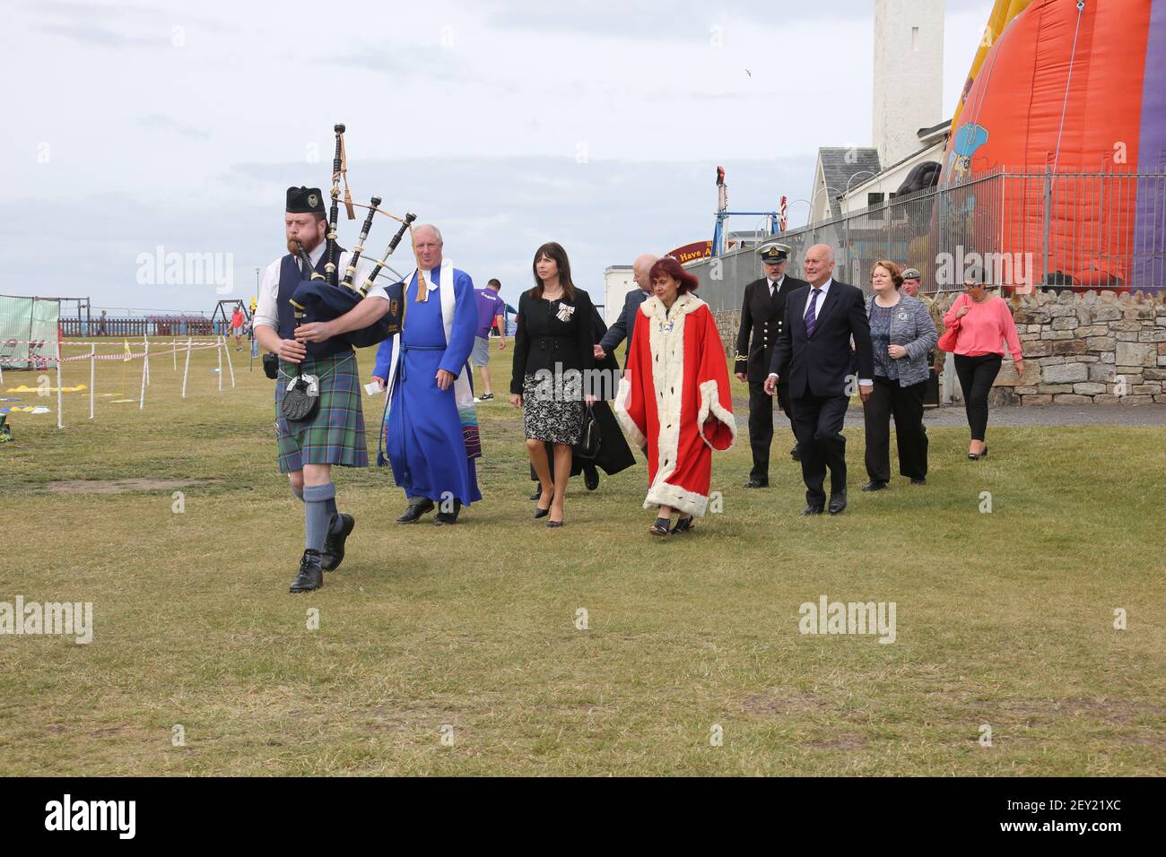 Giornata delle forze armate, Low Green, Ayr, Ayrshire Scotland, UK . 23 giugno 2018. Il partito ufficiale composto da dignatori, personale delle forze armate, veterani e leader religiosi. Un piper conduce la festa dagli edifici della contea di Ayr Foto Stock