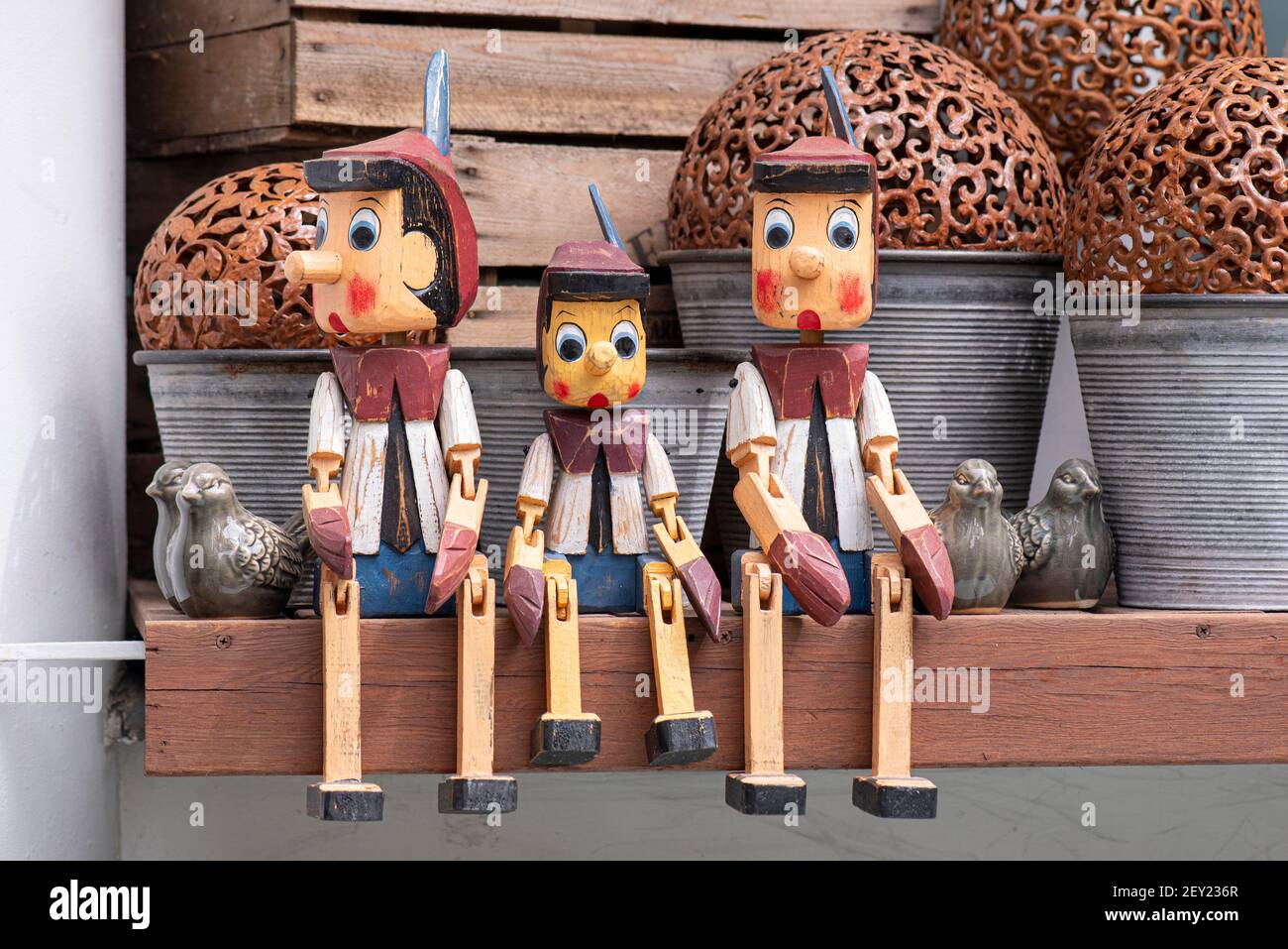 MOSCA - JUL3: Bambole di Pinocchio in legno come giocattolo souvenir a Mosca, luglio 03. 2020 in Russia Foto Stock