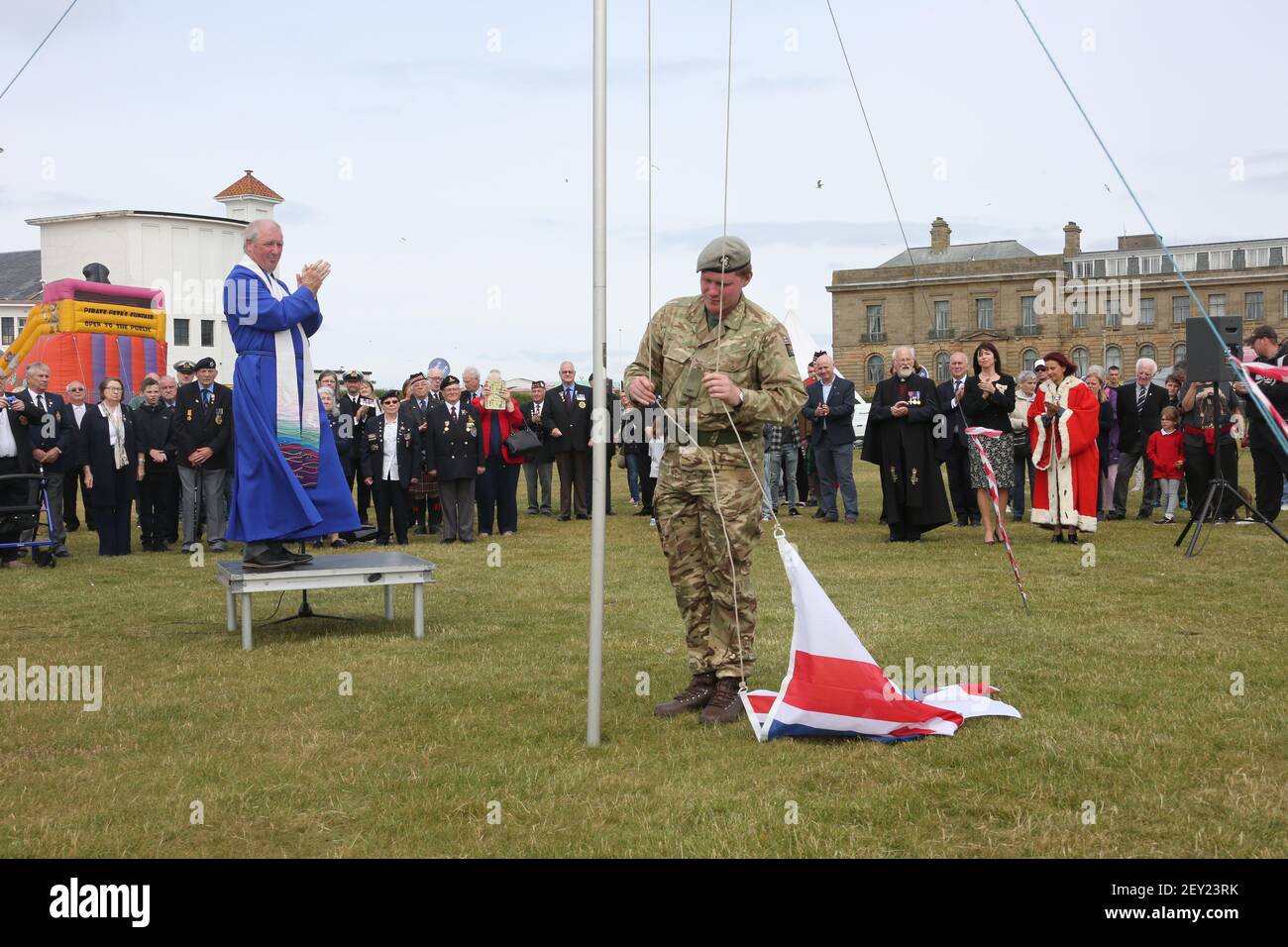 Giornata delle forze armate, Low Green, Ayr, Ayrshire Scotland, UK . 23 giugno 2018. Il partito ufficiale composto da dignatori, personale delle forze armate, veterani e leader religiosi. Un soldato prepara la bandiera per alzarsi Foto Stock