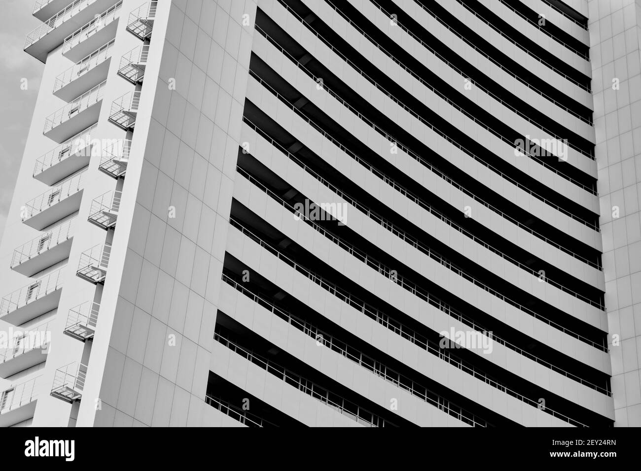 Vista angolare sullo sfondo testurizzato di un moderno edificio in vetro Foto Stock