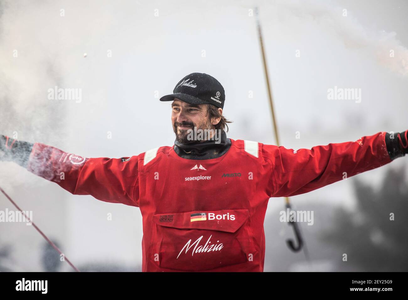 Boris Herrmann (ger), 4°, navigando sull'Imoca SeaExplorer - Yacht Club de Monaco durante l'arrivo del 2020-2021 Vendée Globe dopo 80 giorni, 14 ore, 59 minuti e 45 secondi, 9° edizione della gara mondiaria senza sosta, il 27 gennaio 2021 a Les Sables-d'Olonne, Francia - Foto Martin Keruzoré / DPPI Foto Stock