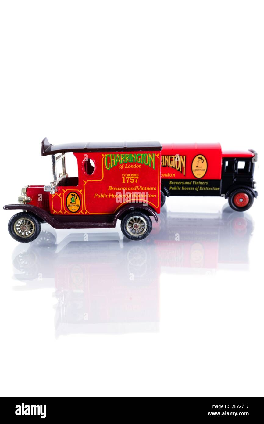 Modelli in pressofusione di camion da birrificio vintage 'Charrington'. Isolato su sfondo bianco, con riflessione. Foto Stock
