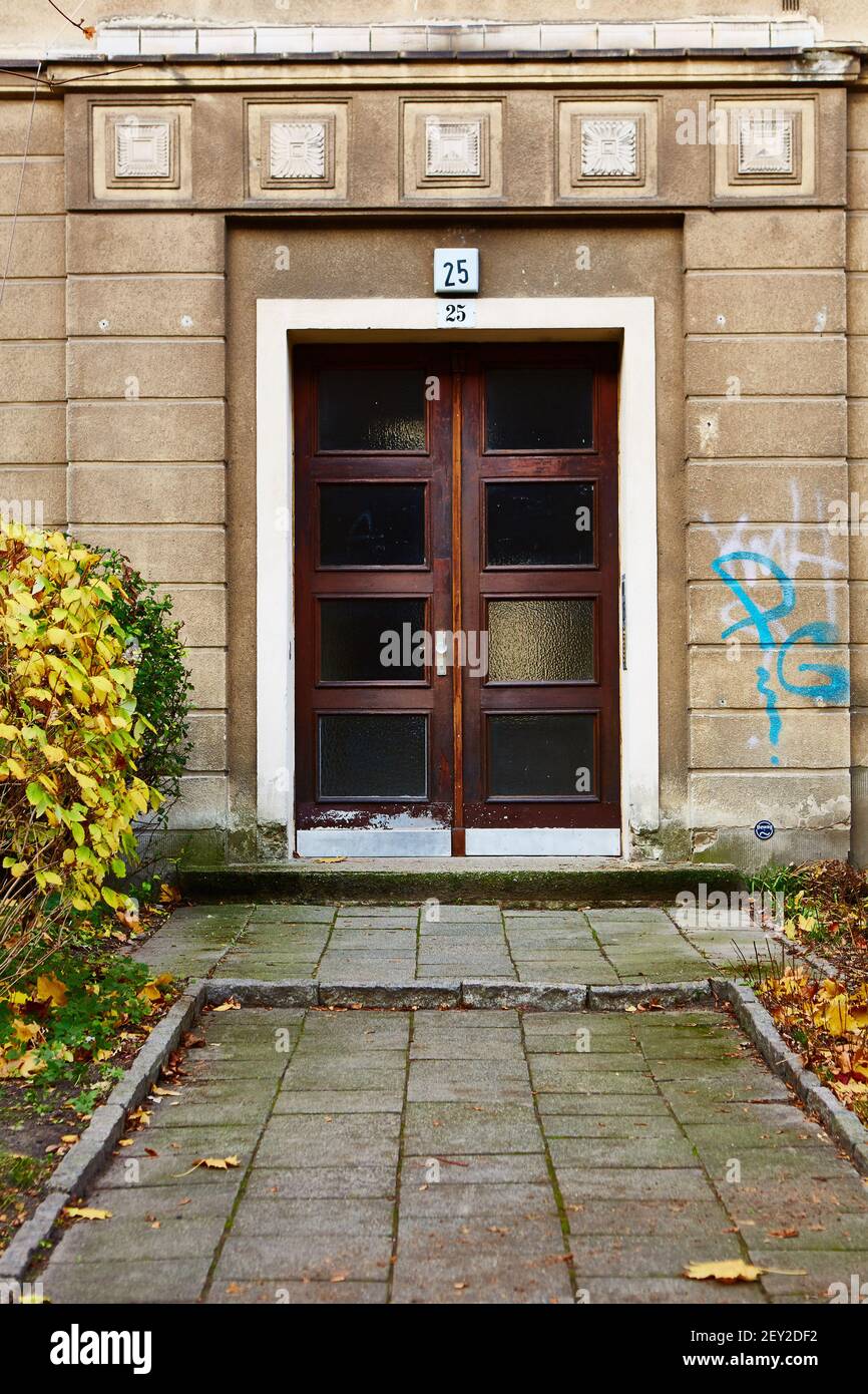 Vintage porta di legno a Berlino Foto stock - Alamy