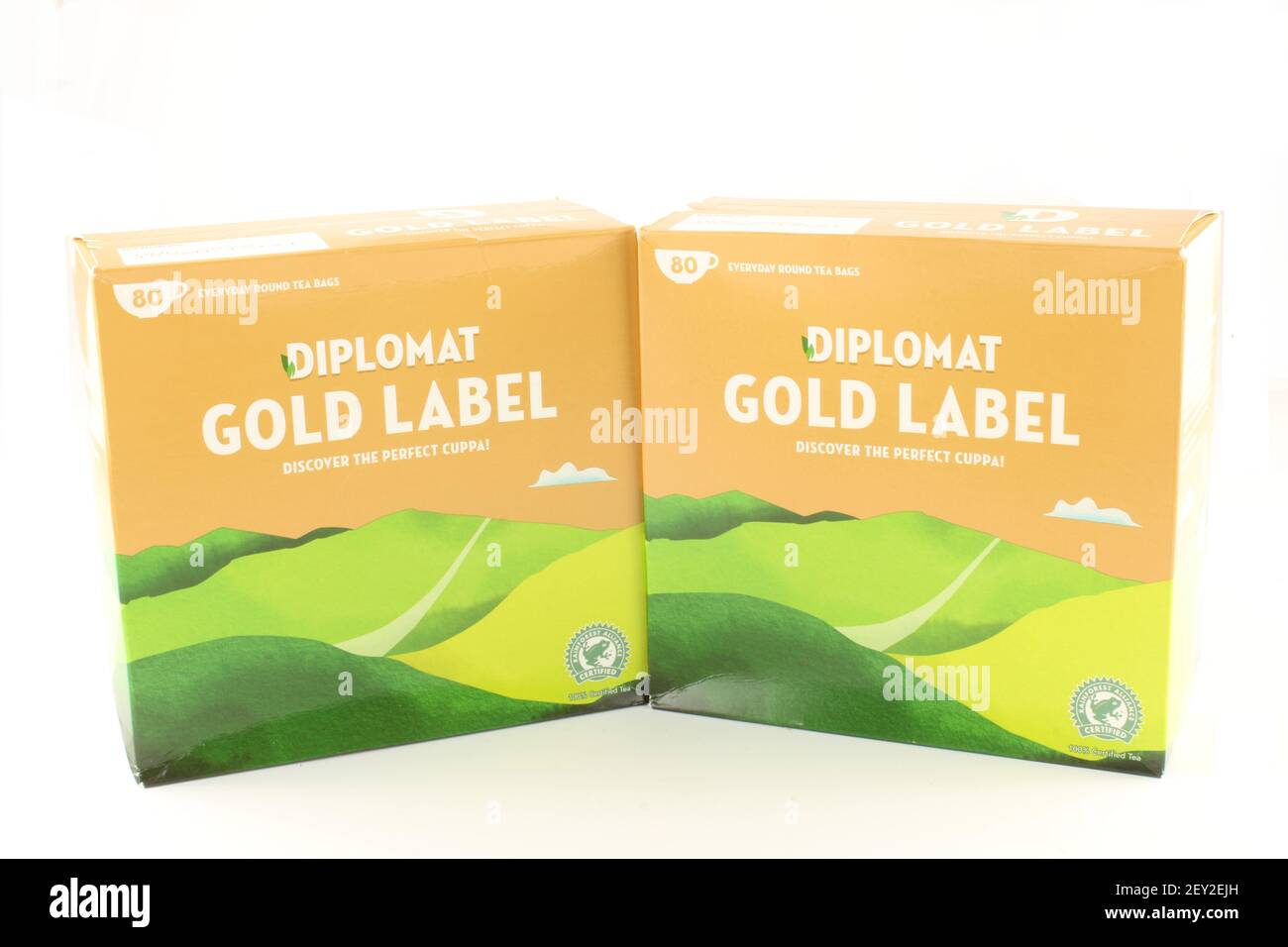 Scatole di bustine di tè con etichetta Diplomat in oro isolate su sfondo bianco con spazio per la copia Foto Stock