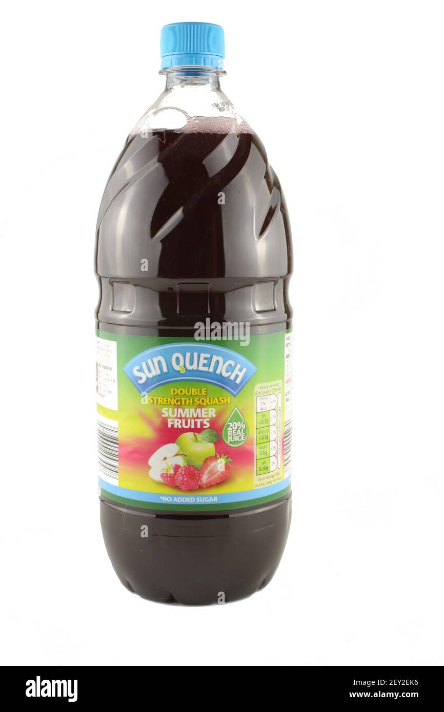 Bottiglia di squash non diluito, Sun quench estate frutta doppia resistenza squash. In formato verticale e isolato su sfondo bianco Foto Stock