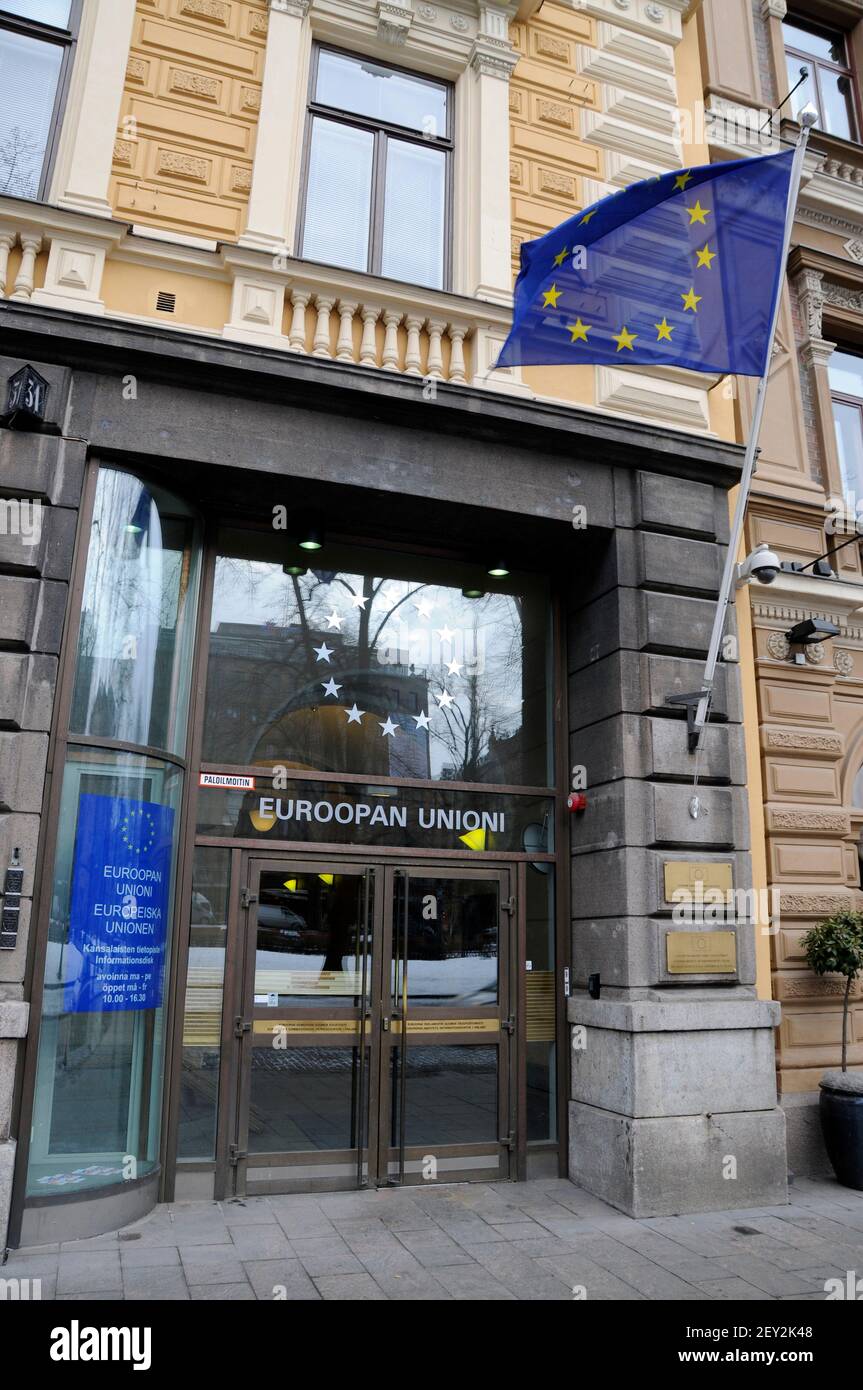 La bandiera dell'UE (Unione europea) è appesa al di fuori della Commissione  europea a Helsinki, in Finlandia Foto stock - Alamy