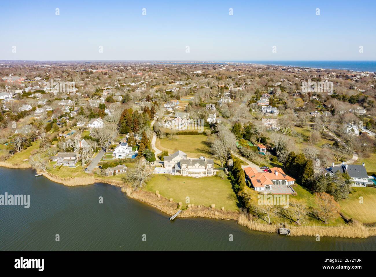 Vista aerea delle case sul lago agawam, Southampton, NY Foto Stock