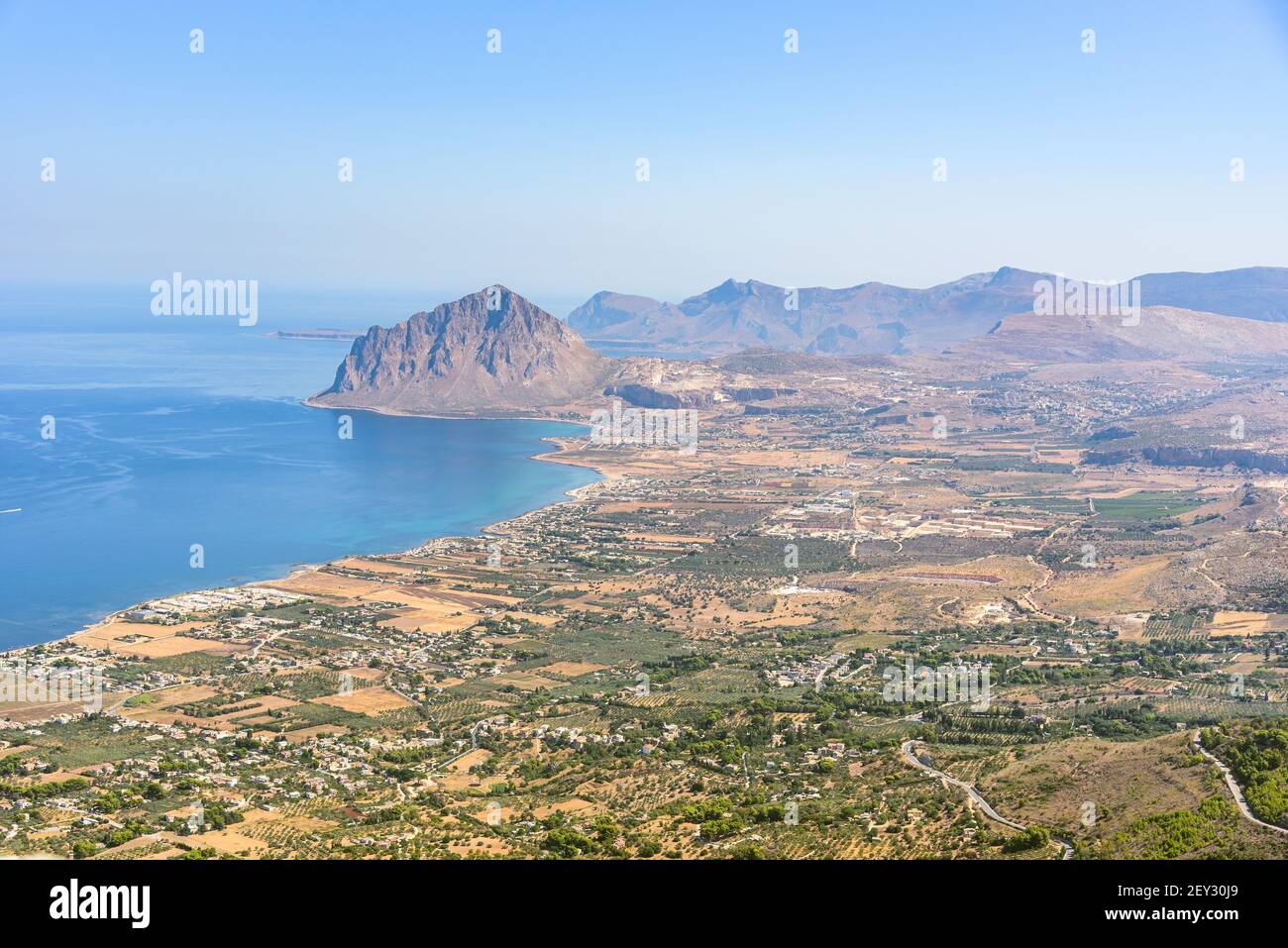 Paesaggio di costa siciliana con il Monte cofano, Sicilia occidentale, Italia Foto Stock