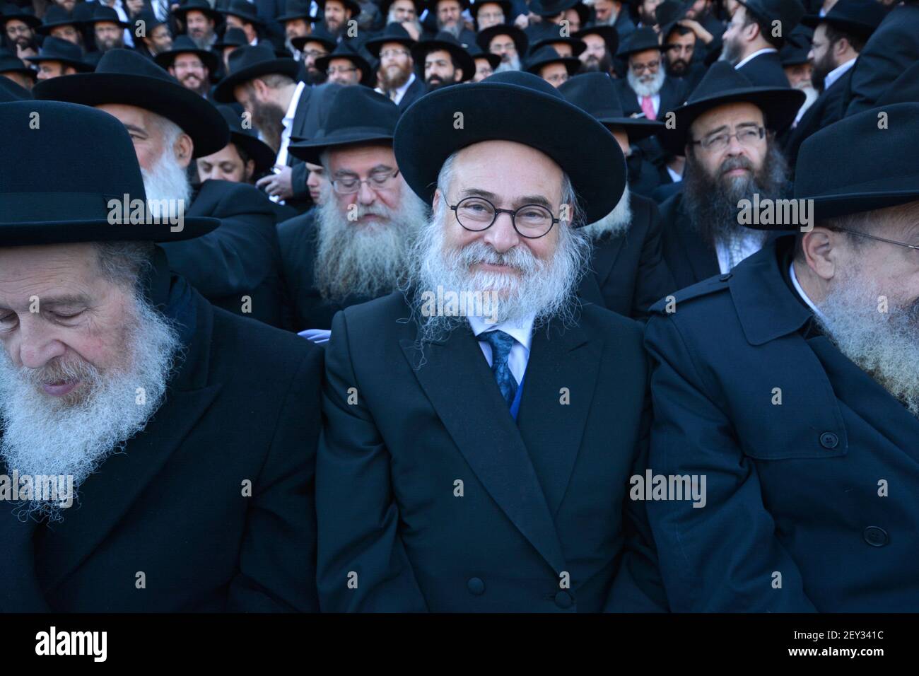 Un gruppo af Chabad rabbis alla riunione annuale degli emissari. Di fronte alla 770 Eastern Parkway a Crown Heights, Brooklyn, New York. Foto Stock