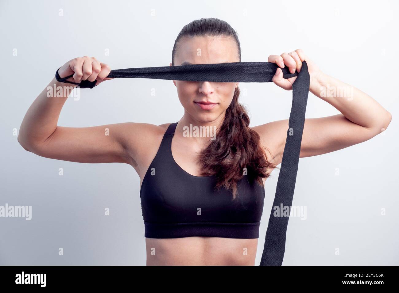 donna attraente coprire i suoi occhi con una banda nera di boxe Foto Stock