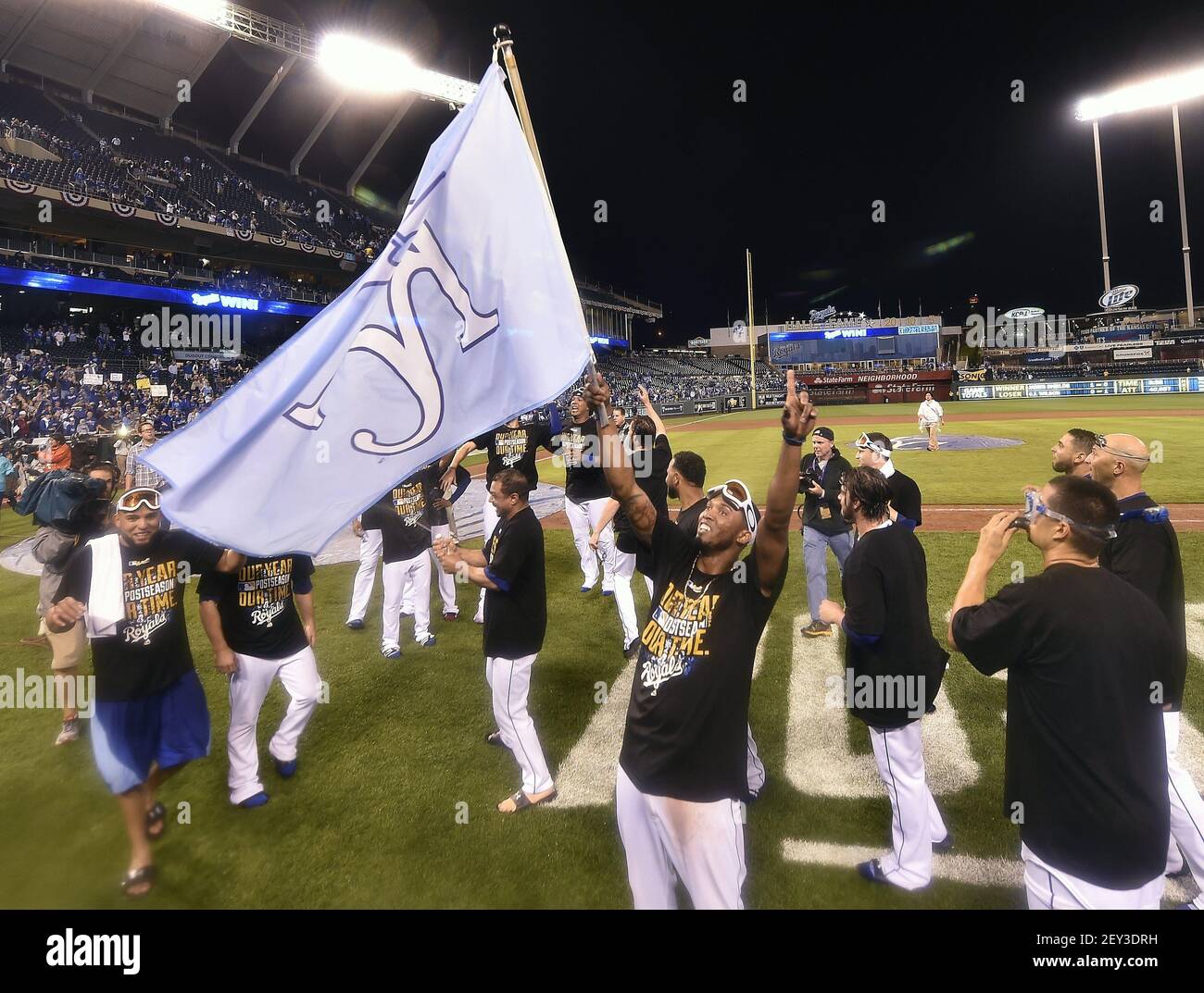 I Kansas City Royals festeggiano la vittoria del 8-3 sugli Angeli di Los Angeles durante la partita di baseball ALDS di domenica per vincere la divisione il 5 ottobre 2014 al Kauffman Stadium di Kansas City, Mo. (Foto di John Sleezer/Kansas City Star/TNS/Sipa USA) Foto Stock