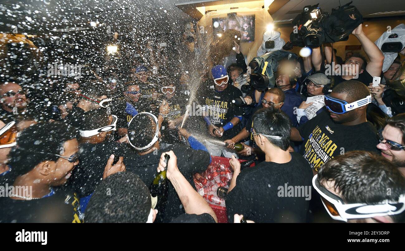 I Kansas City Royals festeggiano la vittoria del 8-3 sugli Angeli di Los Angeles durante la partita di baseball ALDS di domenica per vincere la divisione il 5 ottobre 2014 al Kauffman Stadium di Kansas City, Mo. (Foto di John Sleezer/Kansas City Star/TNS/Sipa USA) Foto Stock