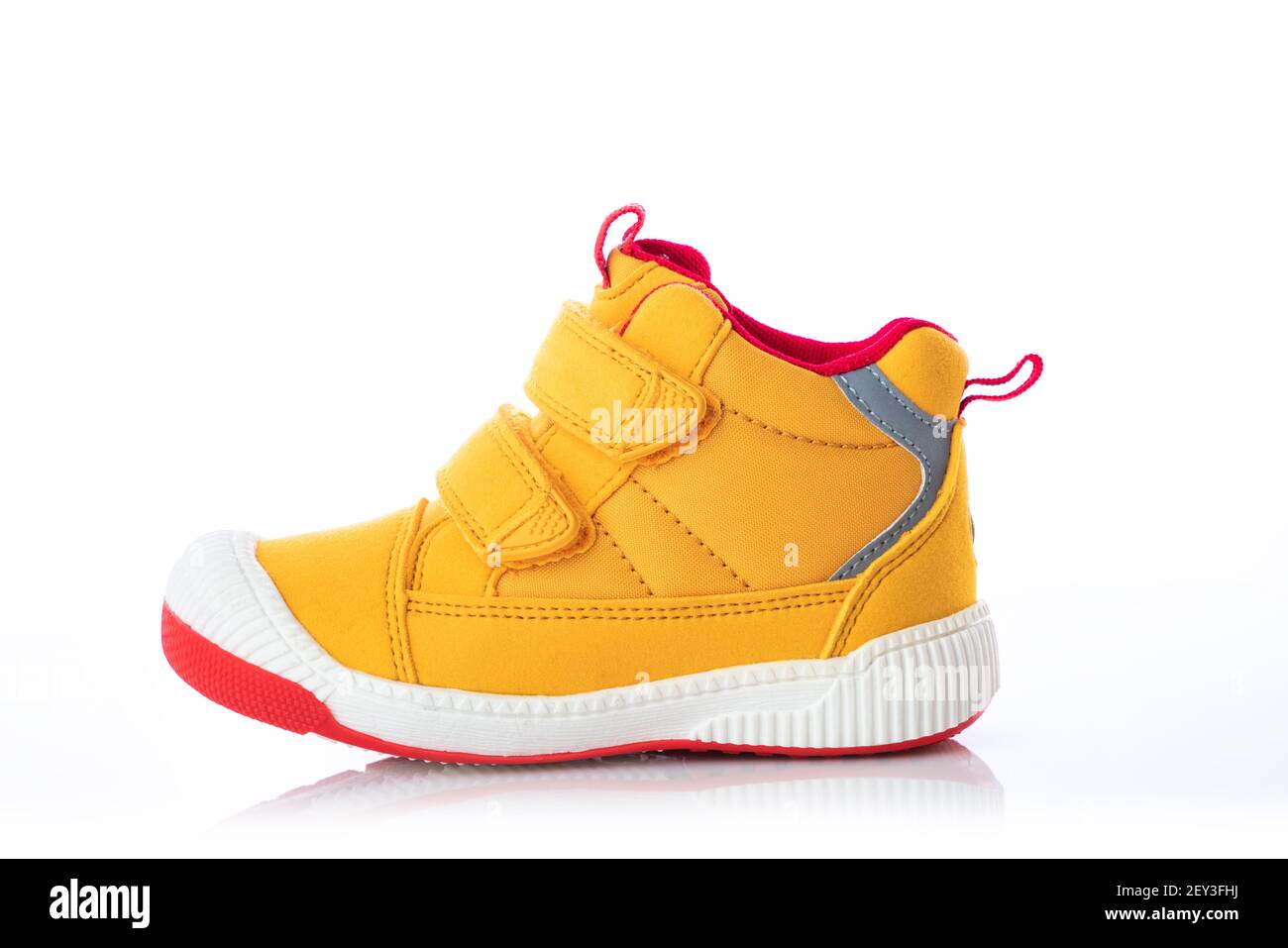 Scarpe gialle per bambini. Scarpe sportive per bambini isolate su sfondo  bianco Foto stock - Alamy