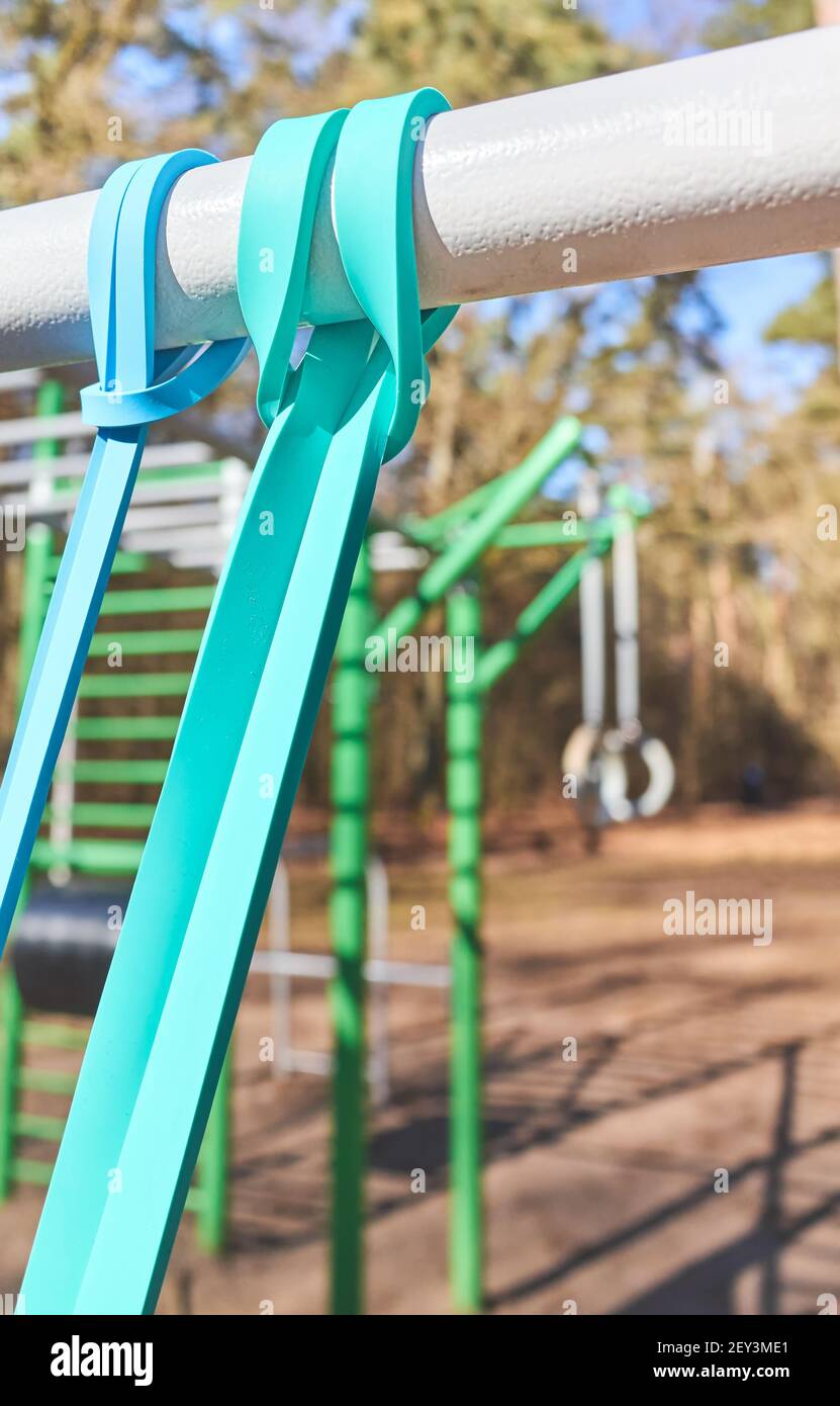 Primo piano immagine delle bande di resistenza in palestra all'aperto, messa a fuoco selettiva. Foto Stock