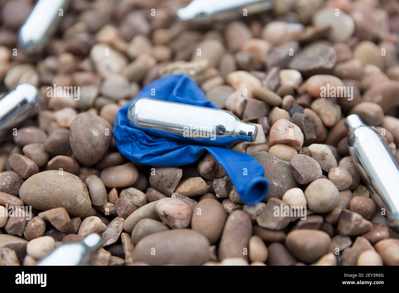 Protossido di azoto bulbi di metallo o ridendo gas uso ricreativo di droga Foto Stock