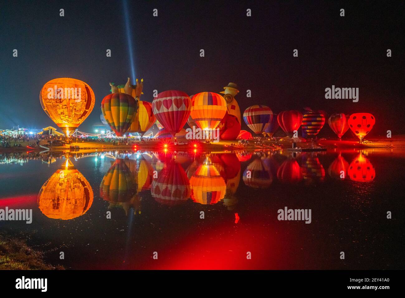 Chiangrai, Thailandia - 15 febbraio 2019: Non identificate molte persone che si godono International Balloon Festival 2019 al parco di Singha a Chiangrai, Thailandia Foto Stock