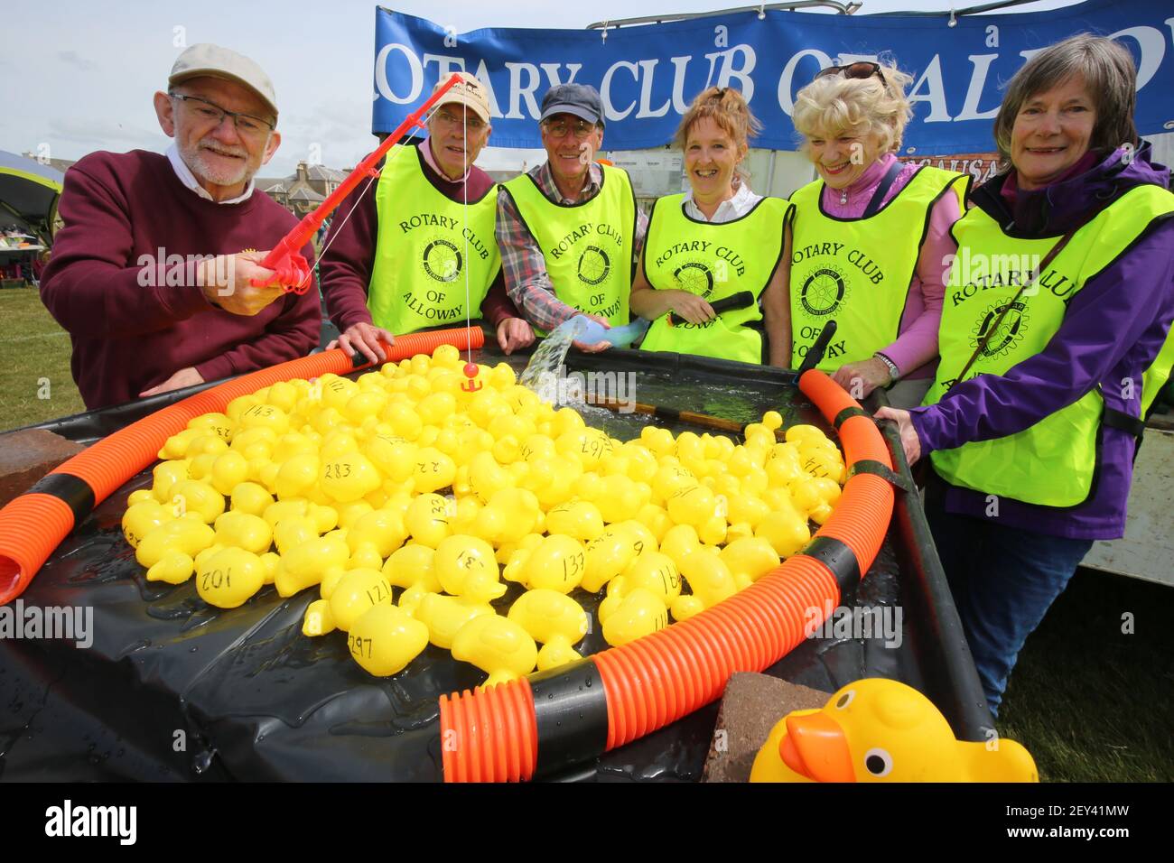 Nell'ambito del giorno delle Pipes del Park & Armed Forces, le organizzazioni di beneficenza hanno allestito delle bancarelle per raccogliere fondi per le loro cause Low Green, Ayr, Ayrshire, Scozia, Regno Unito. . Il Rotary Club di Ayr ha tenuto una corsa di anatra. I membri del Rotary sono visti qui Foto Stock