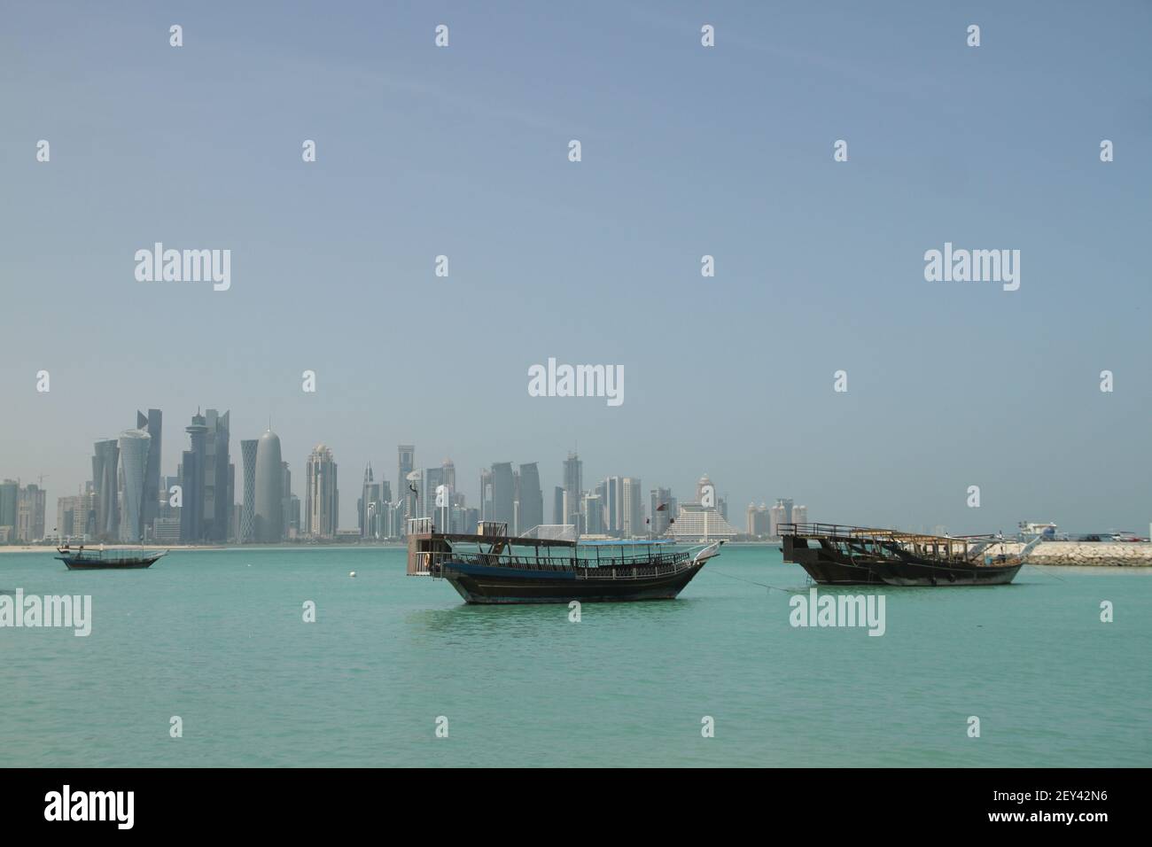 Doha, Qatar. 21 aprile 2014. Dhows con uno sfondo dei grattacieli di Doha visti dalla Corniche. Foto: David Mbiyu /Sipa USA Foto Stock