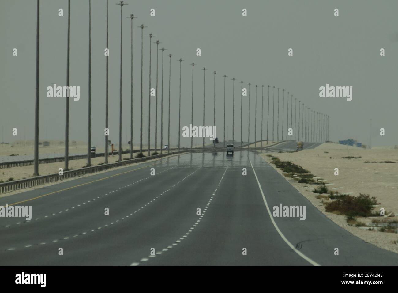 Dukhan, Qatar. Aprile 18 2014. Un miraggio visto sull'autostrada da Doha a Dukhan. Foto: David Mbiyu /Sipa USA Foto Stock