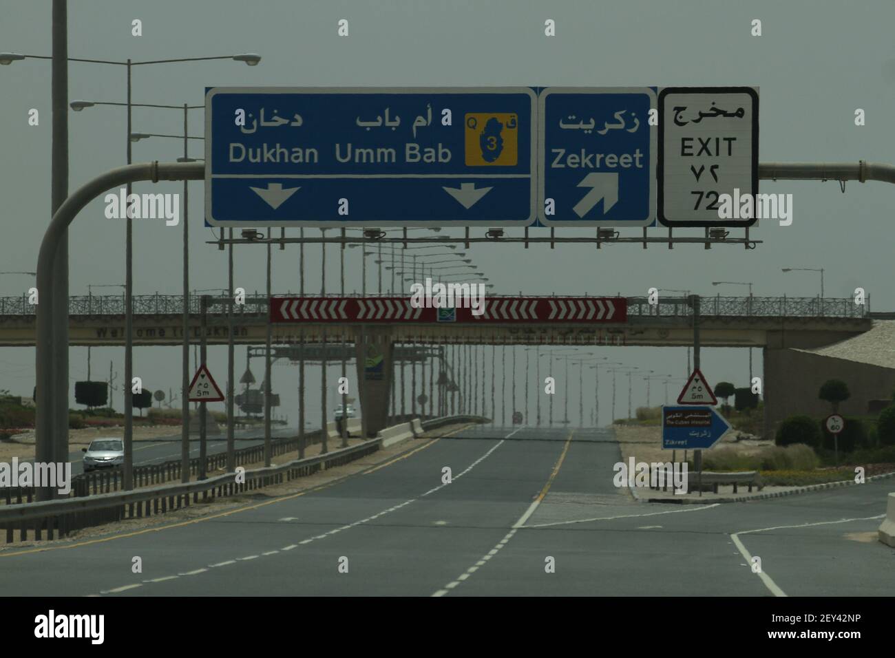 Dukhan, Qatar. Aprile 18 2014. Indicazioni stradali sull'autostrada Doha per Dukhan nel Qatar nord-occidentale. Foto: David Mbiyu /Sipa USA Foto Stock