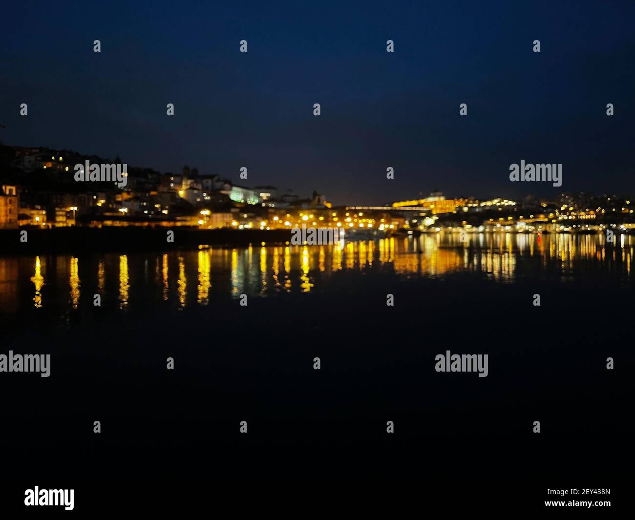 Vista da Ponte da Arrábida com o Pôr-do-sol ao fundo. Posta do Porto. Foto Stock