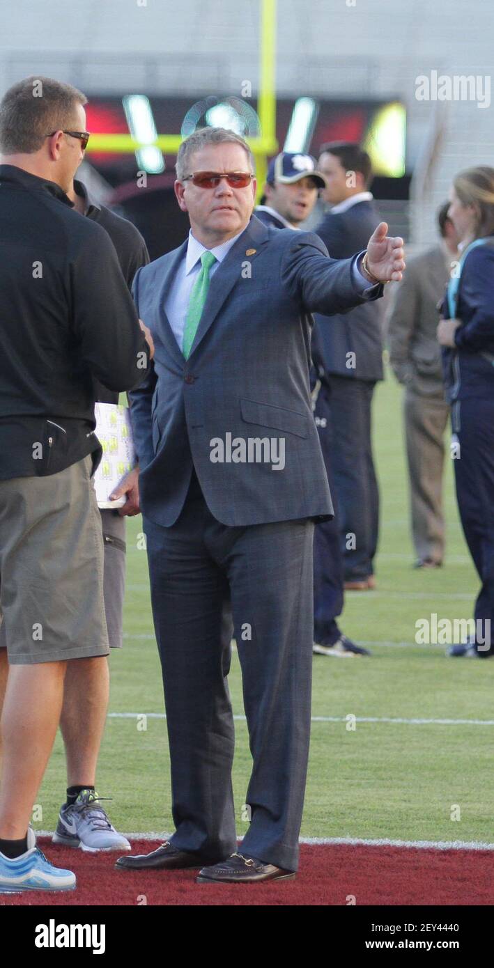 L'allenatore capo di Notre Dame Brian Kelly controlla il campo del Doak Campbell Stadium nel campus della Florida state University durante una passeggiata a Tallahassee, Florida, venerdì 17 ottobre 2014. (Foto di Stephen M. Dowell/Orlando Sentinel/TNS/Sipa USA) Foto Stock