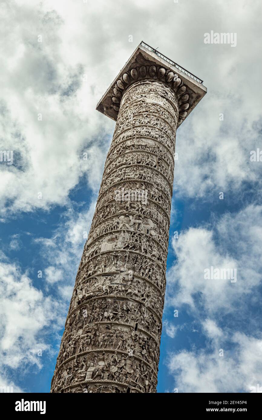 Colonna di Marcus Aurelio a Roma vista dal basso con lo sfondo di un cielo nuvoloso. Roma, Lazio, Italia, Europa Foto Stock