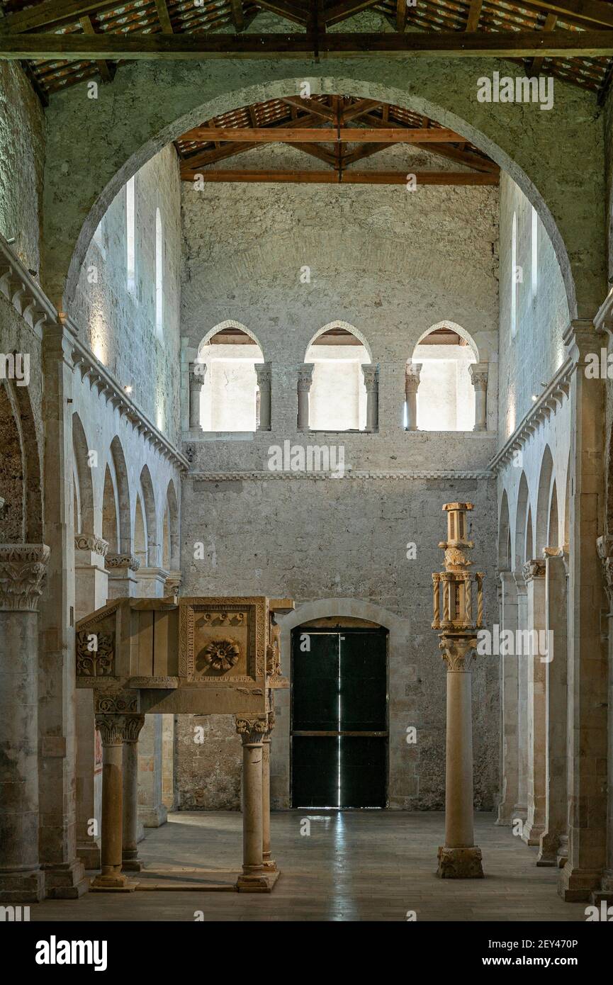 Interno dell'abbazia di San Clemente a Casauria con pulpito e candelabro in pietra. Castiglione a Casauria, provincia Pescara, Abruzzo, Italia Foto Stock