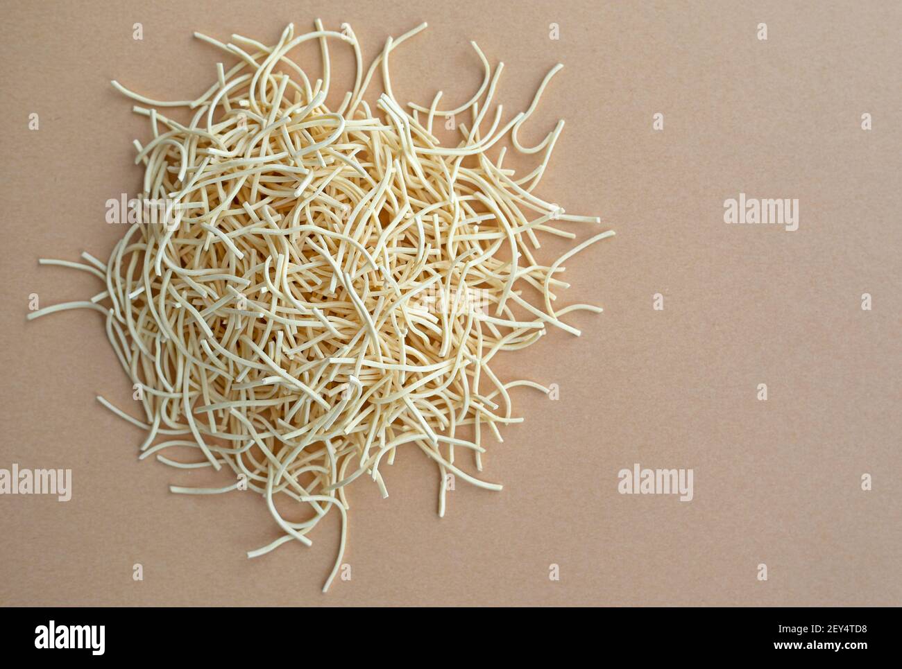 Tagliatelle fini all'uovo per brodo su sfondo chiaro Foto Stock