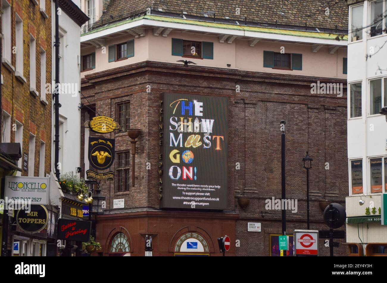 Il cartello 'The Show Must Go on' al Prince Edward Theatre di Soho, a sostegno dell'industria teatrale durante il blocco del coronavirus. Londra, Regno Unito 5 marzo 2021. Foto Stock