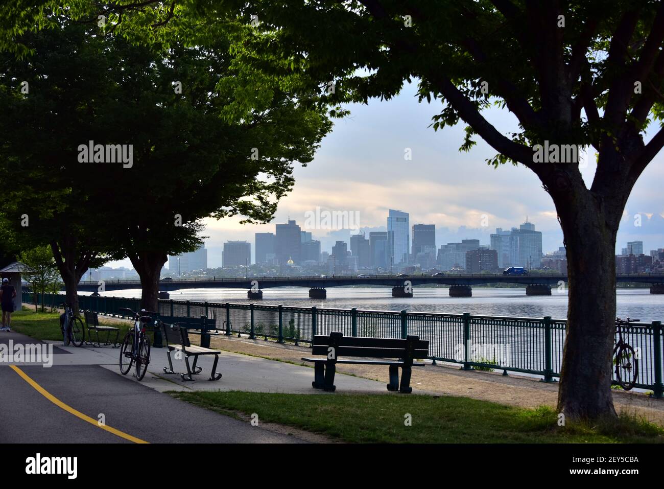 Vista della città di Boston sul fiume Charles lungo una bikepath con biciclette in primo piano e lo skyline sul fiume. Foto Stock