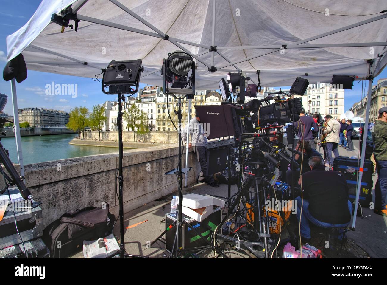 Parigi, Francia - 17 aprile 2019 : UN gruppo di telegiornali ha preparato le proprie attrezzature per trasmettere in diretta da Parigi Francia Foto Stock