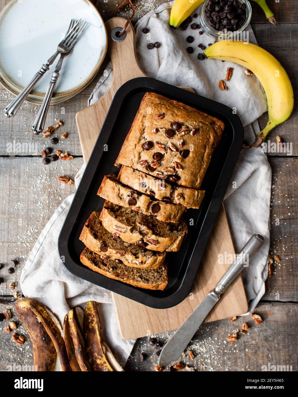 Vista dall'alto del pane alla banana appena sfornato su sfondo di legno. Foto Stock