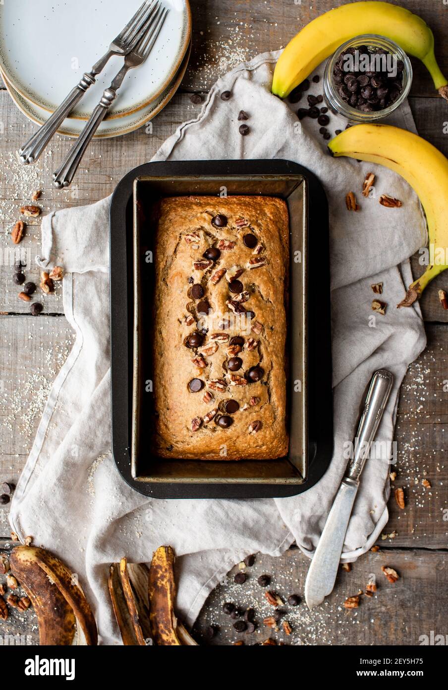 Vista dall'alto del pane alla banana appena sfornato su sfondo di legno. Foto Stock