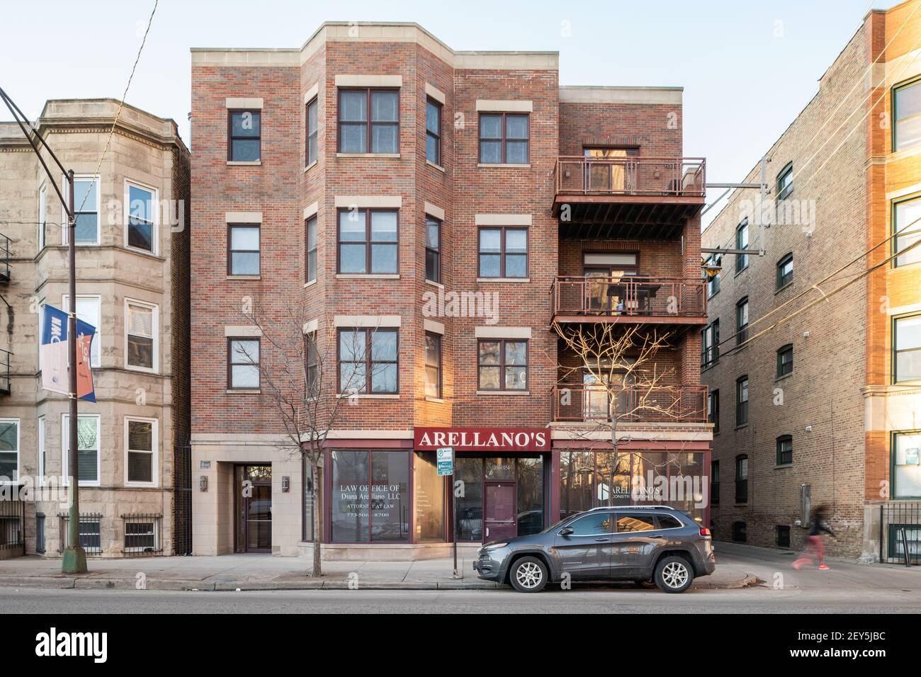 Edificio residenziale multiunità ad uso misto nel quartiere Uptown Foto Stock