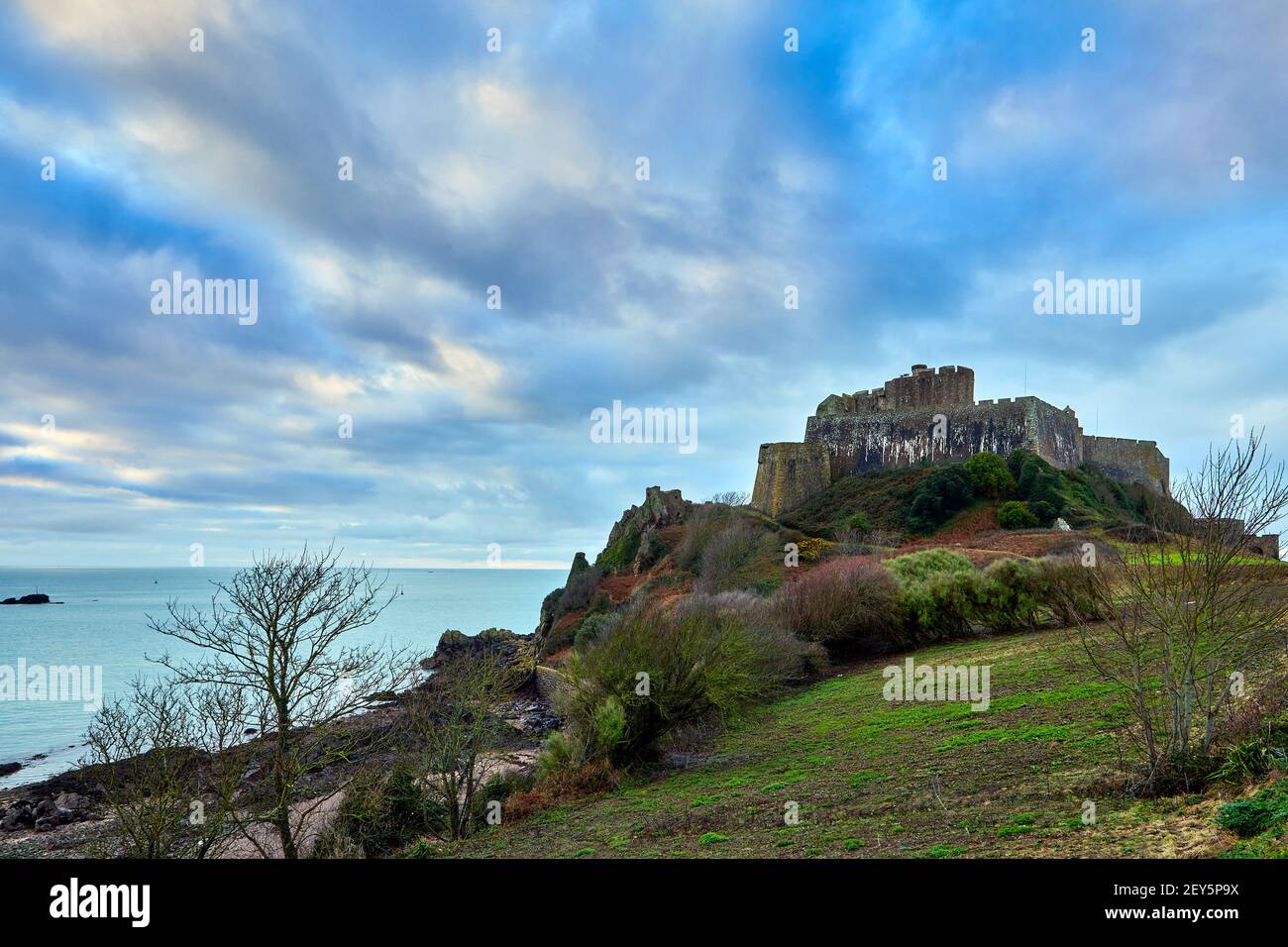 Immagine del lato est del castello di Gorey con i fiels agricoli e il mare. Jersey, Isole del canale Foto Stock