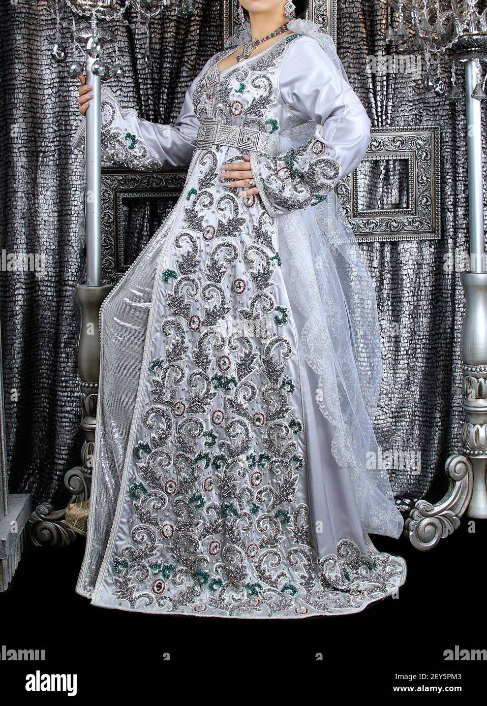 Il caftan marocchino è un costume tradizionale femminile marocchino. E' considerato uno dei più antichi abiti tradizionali del mondo. Foto Stock