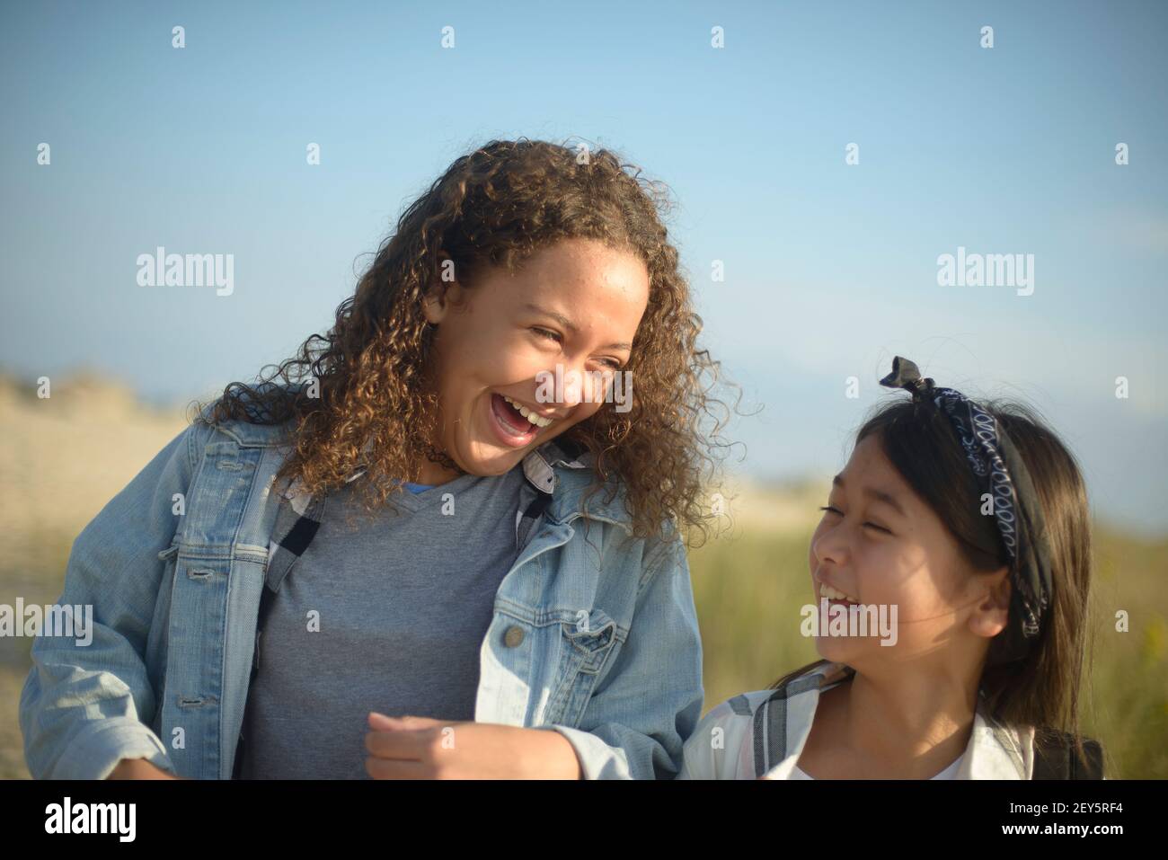 GirlfFriends ridere e appendere insieme Foto Stock